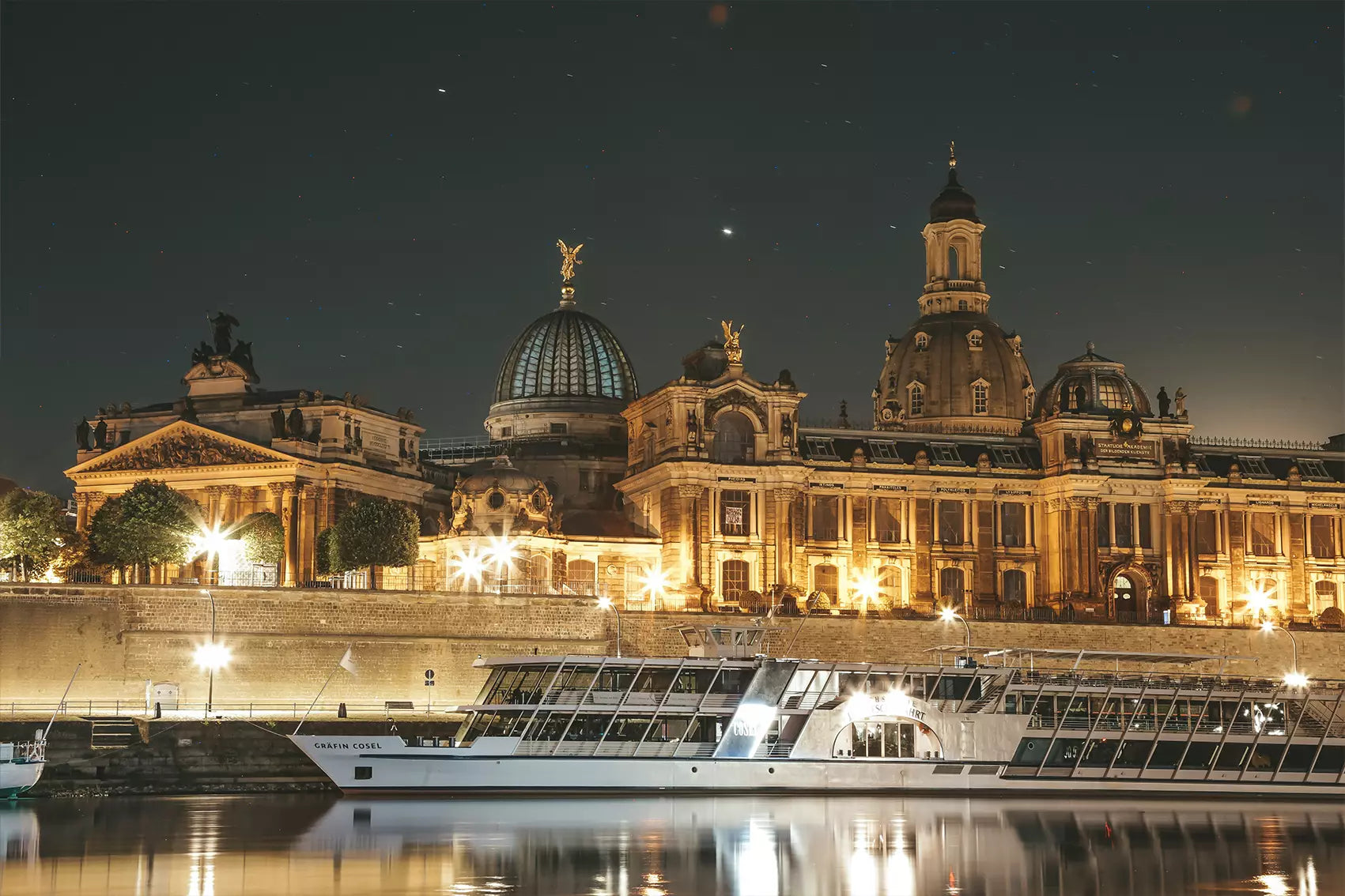 从卡罗维瓦利的温泉蒸汽，到华沙的钟声回响