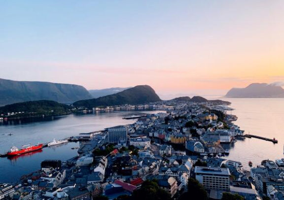 Limited-time Chinese-language tour from May to October: 7-day Norwegian fjord tour, round trip from Oslo (departing every Monday). 
