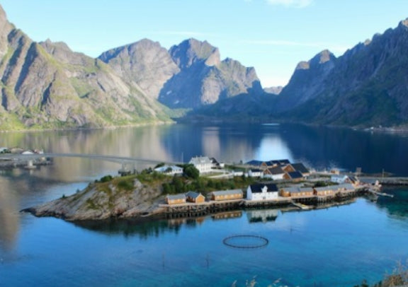 Sakrisøy黄房子