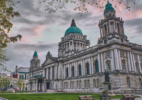 "Quality English Tour" One-day Tour of Giant's Causeway, Dark Hedges and Belfast in Northern Ireland, UK (Round Trip from Dublin) 